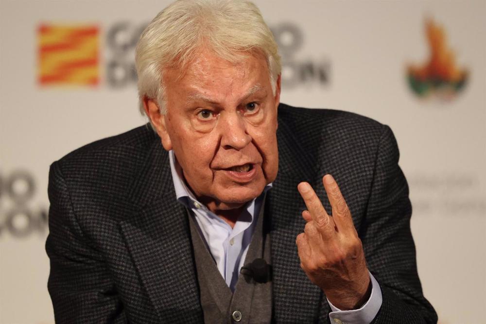 El expresidente del Gobierno de España Felipe González interviene en el foro 'El desafío de los grandes incendios forestales. Impactos en el territorio', en la Sala de la Corona del Edificio Pignatelli, a 25 de enero de 2023, en Zaragoza, Aragón (España). El