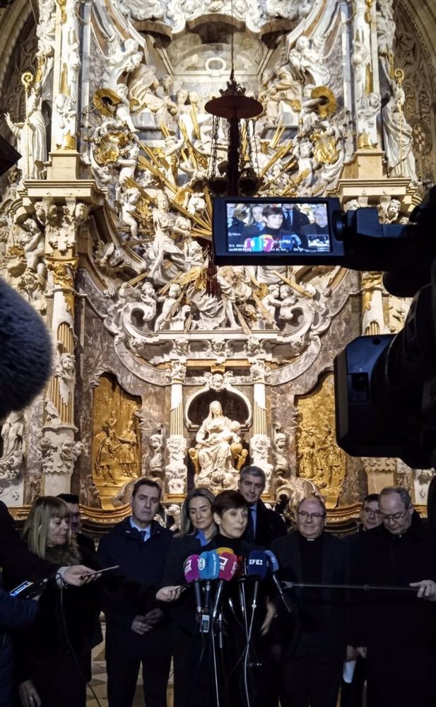 La alcaldesa de Toledo, Milagros Tolón, y la ministra de Política Territorial y portavoz del Gobierno, Isabel Rodríguez, visitan la Catedral Primada con motivo de las obras en el Transparente. La