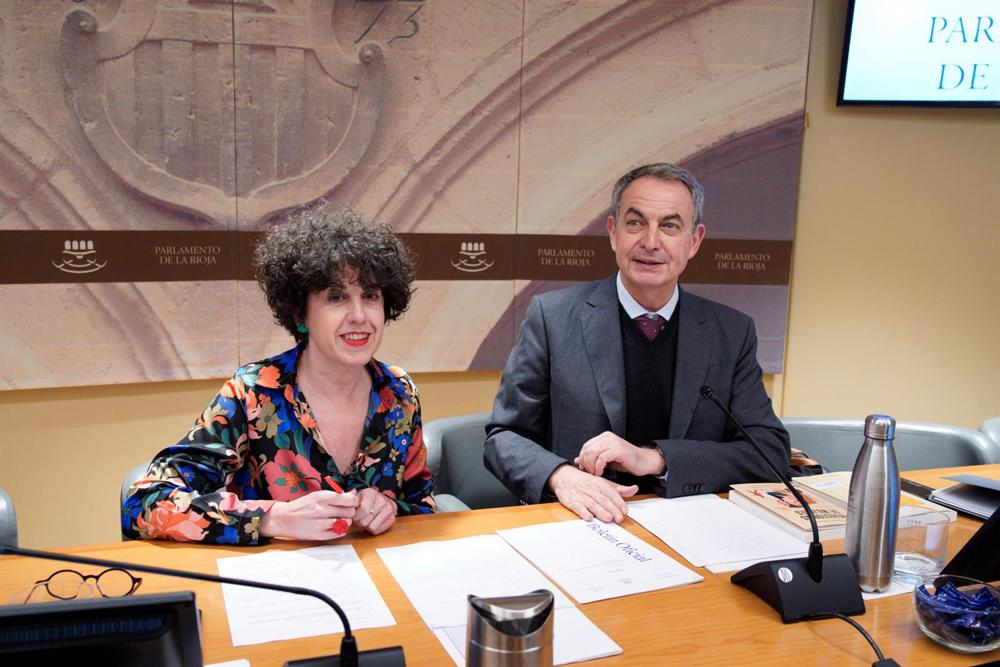 El presidente del Gobierno de España entre 2004 y 2011, José Luis Rodríguez Zapatero, y la presidenta de la comisión parlamentaria, Nuria del Río, comparecen en el Parlamento de La Rioja, a 26 de enero de 2023, en Logroño, La Rioja (España). Durante la ru El