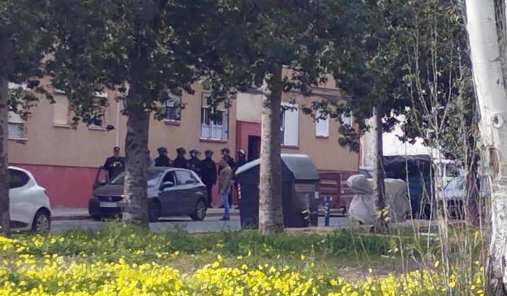 Agentes de la Policía Nacional de Huelva en la puerta de la casa del atrincherado en El Torrejón en el momento en el que se entrega. Agentes