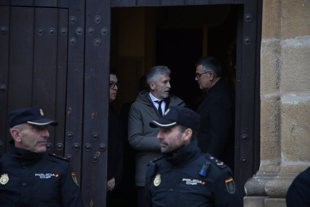 Marlaska en la Iglesia de La Palma con el párroco. Marlaska