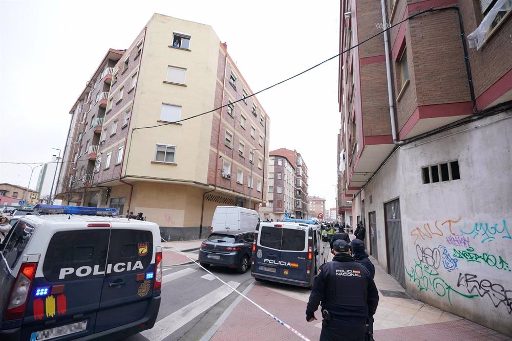 Furgones y agentes de la Policía Nacional en la calle Clavel, donde se ha detenido a un hombre por su presunta relación con el envío de las cartas explosivas, a 25 de enero de 2023, en Miranda de Ebro, Burgos, Castilla y León, (España). Furgones