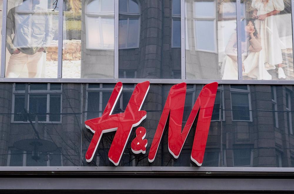 Archivo - FILED - 01 April 2020, Hamburg: The logo of the clothing chain Hennes and Mauritz (H&M) can be seen above the entrance of the department store in downtown Hamburg. Photo: Axel Heimken/dpa Archivo