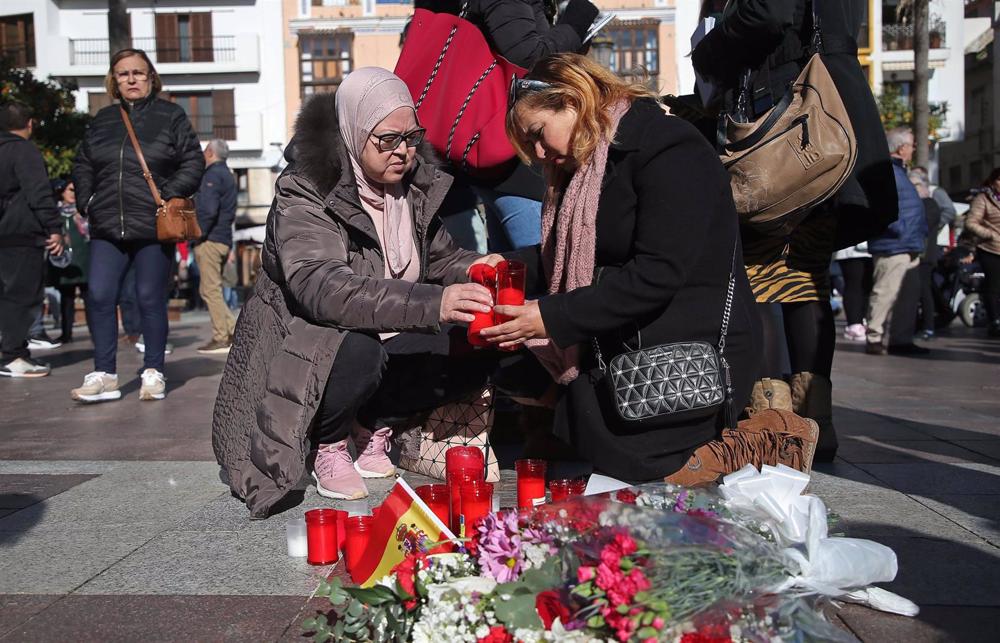 Vecinos depositan velas y flores como muestras de dolor donde caía el cuerpo sin vida del sacristán tras el ataque en su iglesia en Algeciras. Vecinos