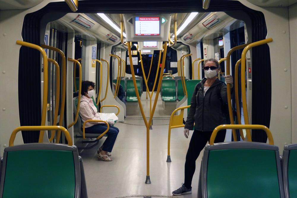 Archivo - Viajeros con mascarillas en el metro de Málaga, archivo Archivo