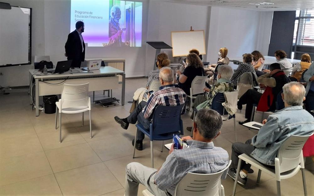 Archivo - Banco Santander estrena el programa 'Finanzas para Mortales edición Senior' para mayores de 65 años Archivo