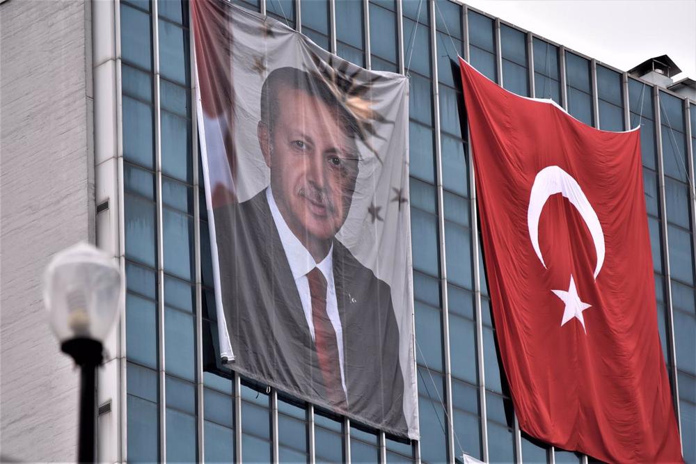Arquivo - Retrato de Erdogan ao lado de uma bandeira turca Arquivo
