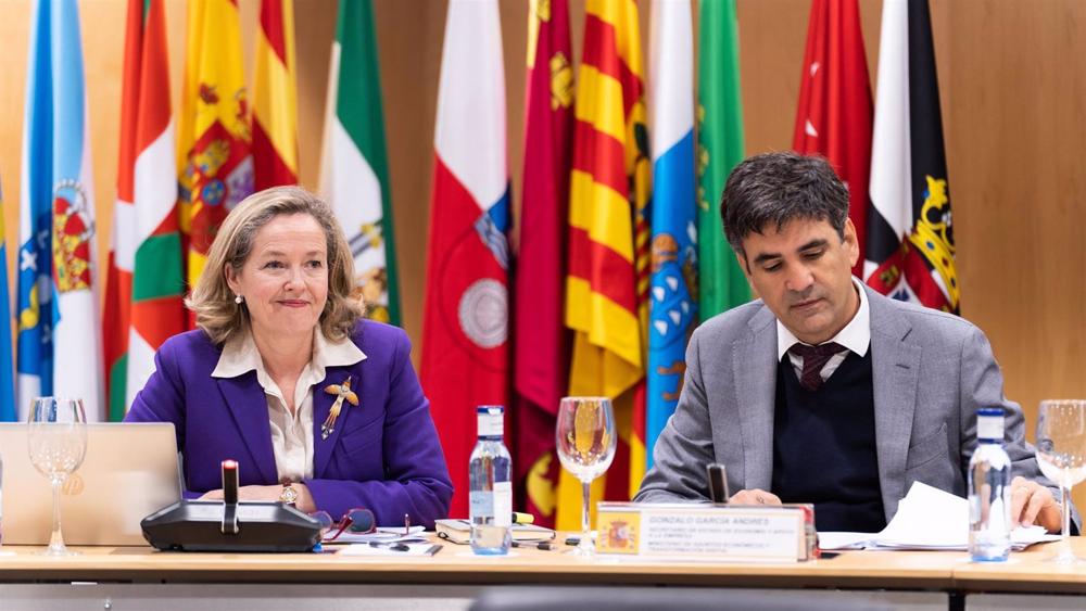 Archivo - La vicepresidenta primera y ministra de Asuntos Económicos y Transformación Digital, Nadia Calviño, y el secretario de Estado de Economía y Apoyo a la Empresa, Gonzalo García Andrés. Archivo
