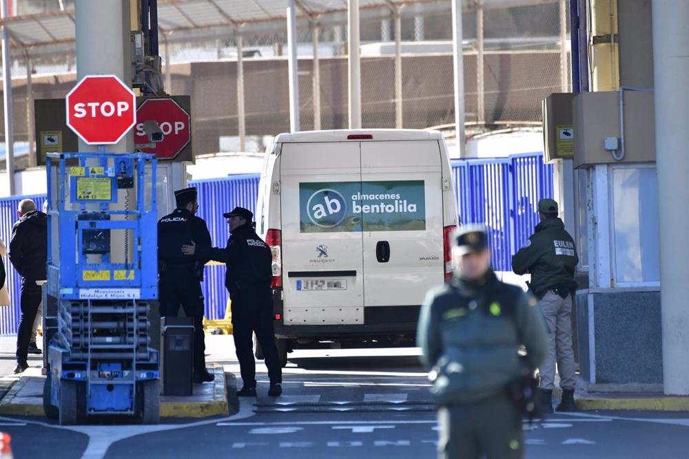 Varios agentes de Policía Nacional y Guardia Civil durante la entrada de la primera furgoneta que ha pasado a Marruecos tras pasar el control aduanero comercial en la frontera entre Ceuta y Marruecos, a 29 de enero de 2023, en Ceuta (España) Varios