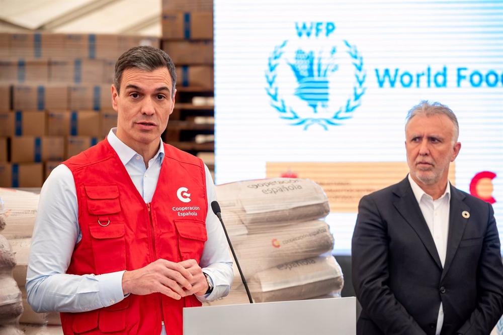 El presidente del Gobierno, Pedro Sánchez, interviene durante su visita a la base logística del Programa Mundial de Alimentos de las Naciones Unidas (WPF), a 27 de enero de 2023, en las Palmas de Gran Canaria, Gran Canaria, Islas Canarias (España). El