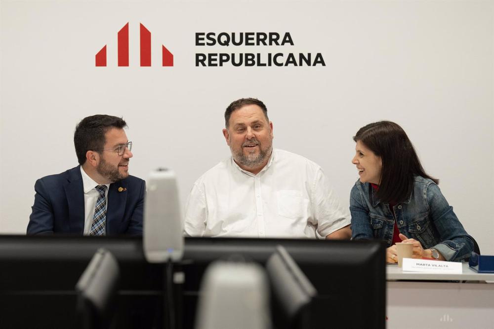 Archivo - (I-D) El presidente de la Generalitat, Pere Aragonès; el presidente de ERC, Oriol Junqueras y la secretaria general adjunta y portavoz de ERC, Marta Vilalta, durante una reunión de la ejecutiva de ERC. Archivo
