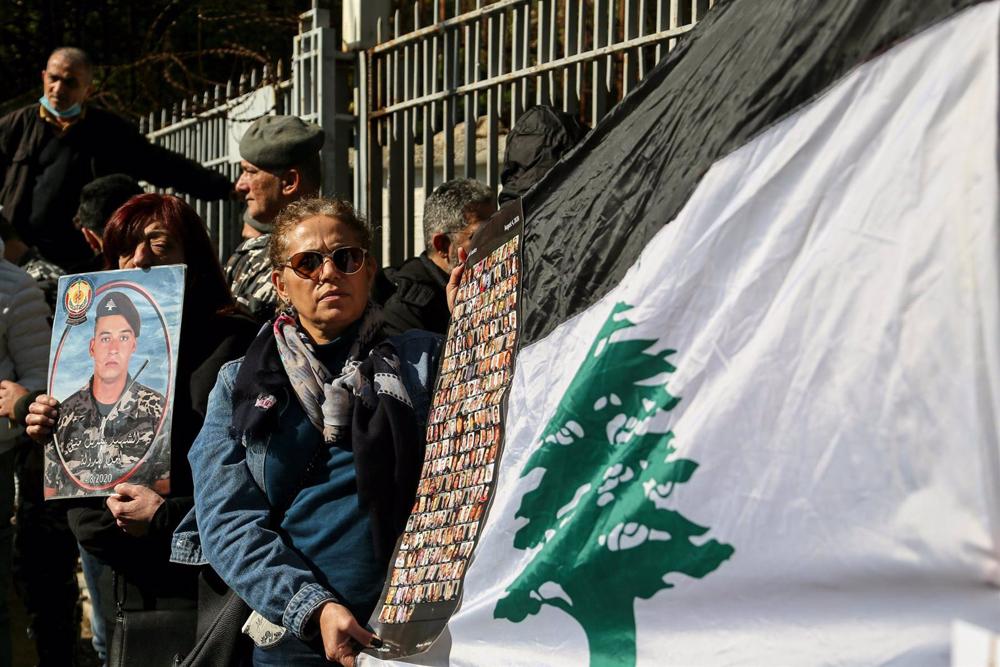 Les familles et les proches des victimes de l’explosion de Beyrouth demandent la révocation du procureur général.