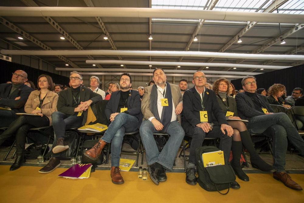 El presidente de ERC en el Parlament de Catalunya y presidente del Consell Nacional del partido, Josep María Jové (3i), el presidente de la Generalitat de Catalunya y coordinador nacional de ERC, Pere Aragonès (4i), el presidente de ERC, Oriol Junqueras ( El