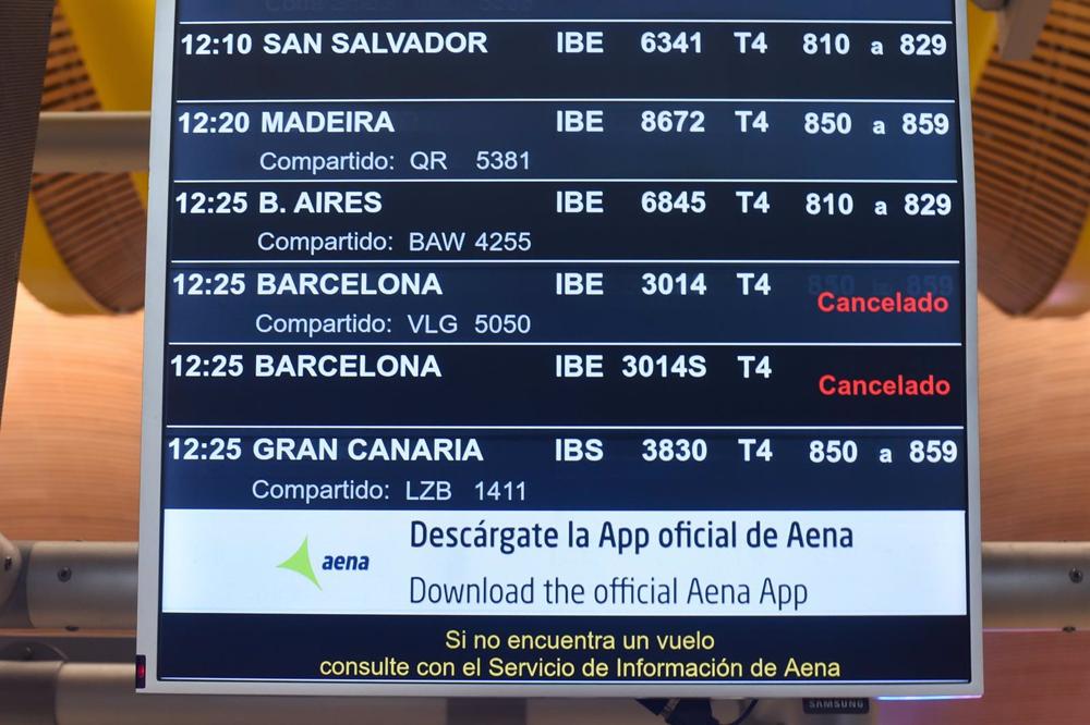 Un panel informativo muestra dos vuelos cancelados, en la zona de salidasTerminal 4 del Aeropuerto Madrid-Barajas Adolfo Suárez Un