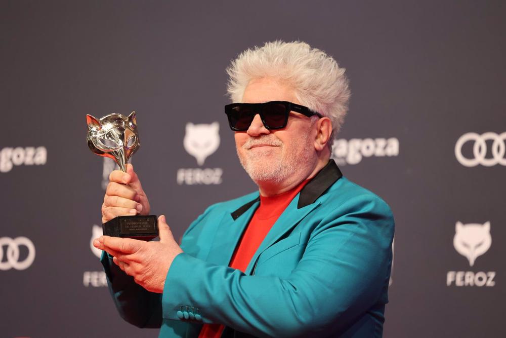 El director de cine Pedro Almodóvar posa en el photocall tras recibir el Premio Feroz Audi de Honor 2023 durante la gala de la X edición de los Premios Feroz en el Auditorio de Zaragoza El