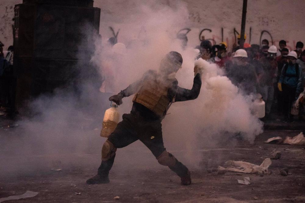 Ecuador delivers 12,000 tear gas grenades to Peru in the midst of spiraling protests