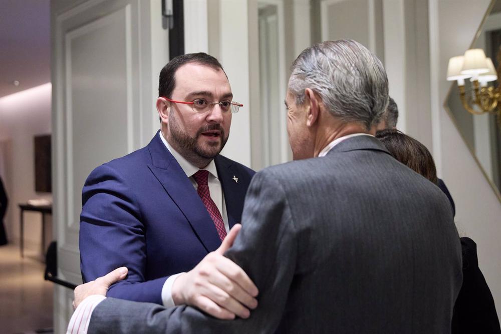 El presidente de Asturias, Adrián Barbón (i) y el presidente de Europa Press, Asís Martín de Cabiedes (d), se saludan a su llegada al desayuno informativo de Europa Press, en el Hotel Rosewood Villa Magna, a 30 de enero de 2023, en Madrid (España). El