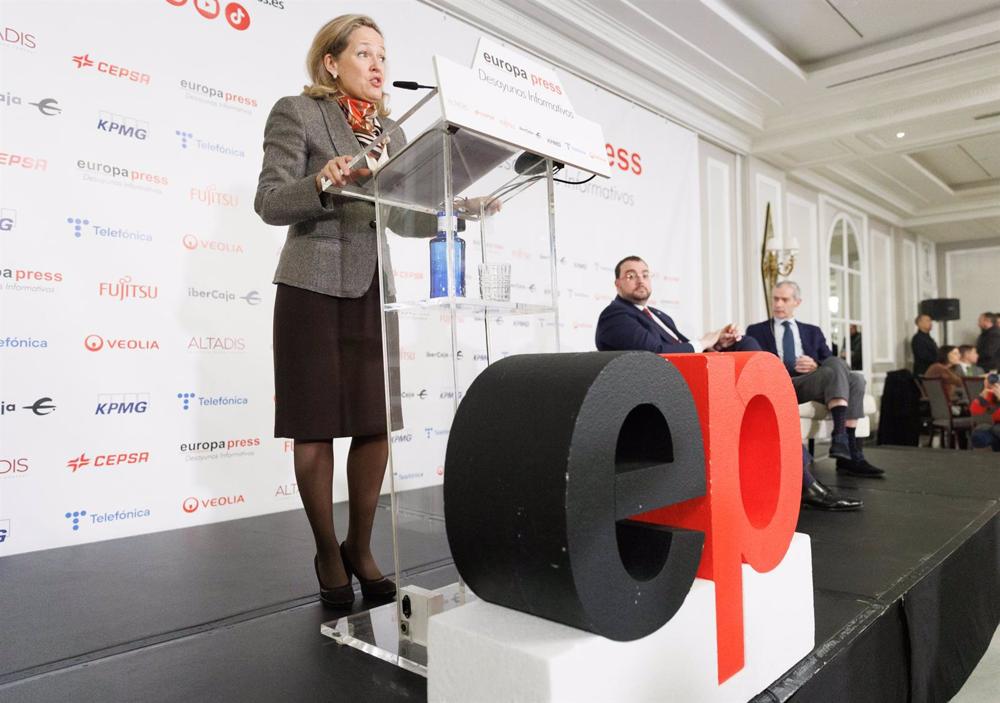 La vicepresidenta primera y ministra de Asuntos Económicos y Transformación Digital, Nadia Calviño, interviene durante un desayuno informativo de Europa Press con el presidente de Asturias, Adrián Barbón. La