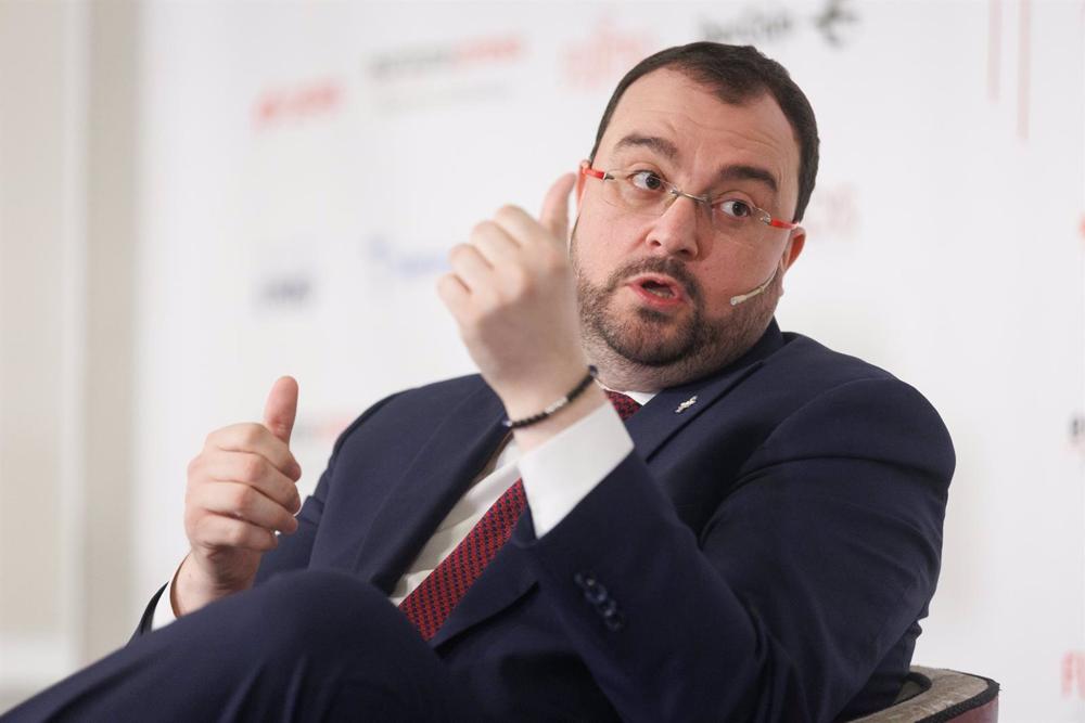 El presidente del Gobierno de Asturias, Adrián Barbón, interviene durante un desayuno informativo de Europa Press, en el Hotel Rosewood Villa Magna, a 30 de enero de 2023, en Madrid (España). El
