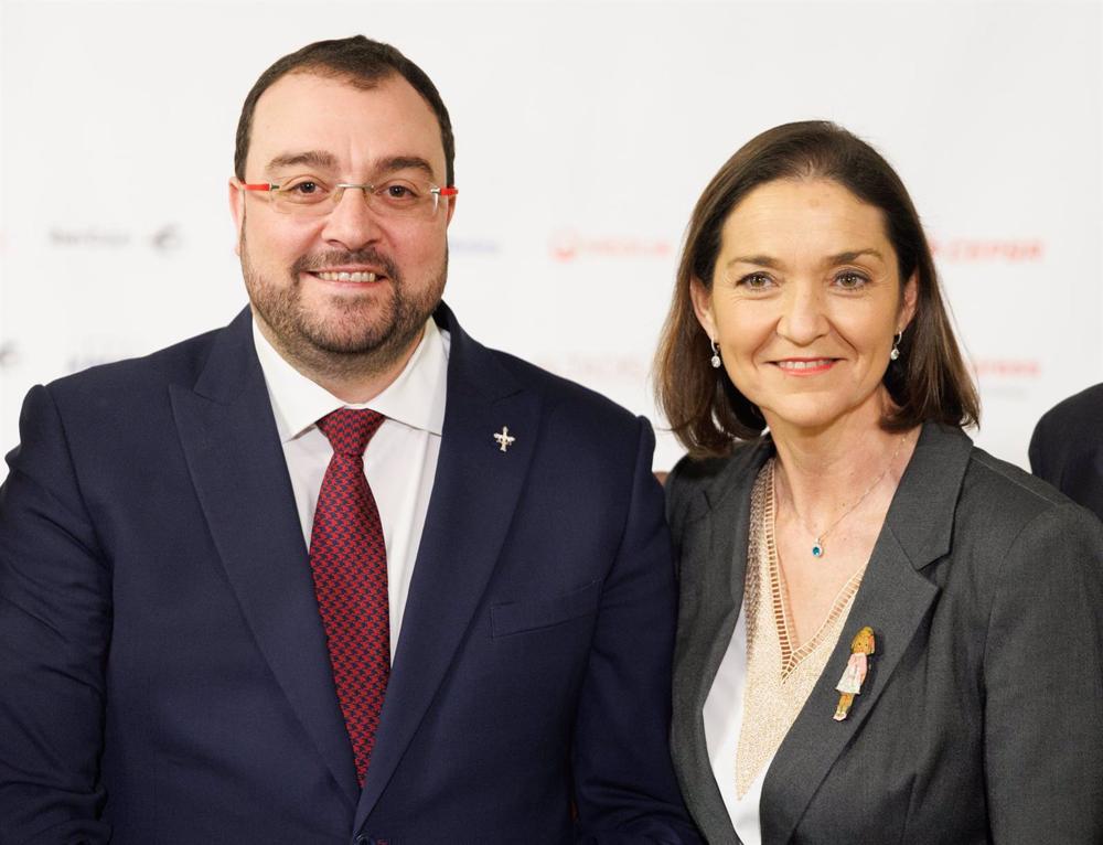 El presidente del Gobierno de Asturias, Adrián Barbón y la ministra de Industria, Comercio y Turismo, Reyes Maroto, durante un desayuno informativo de Europa Press, en el Hotel Rosewood Villa Magna, a 30 de enero de 2023, en Madrid (España). El