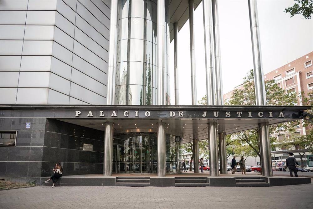 Archivo - Entrada del Palacio de la Justicia de Vitoria Archivo