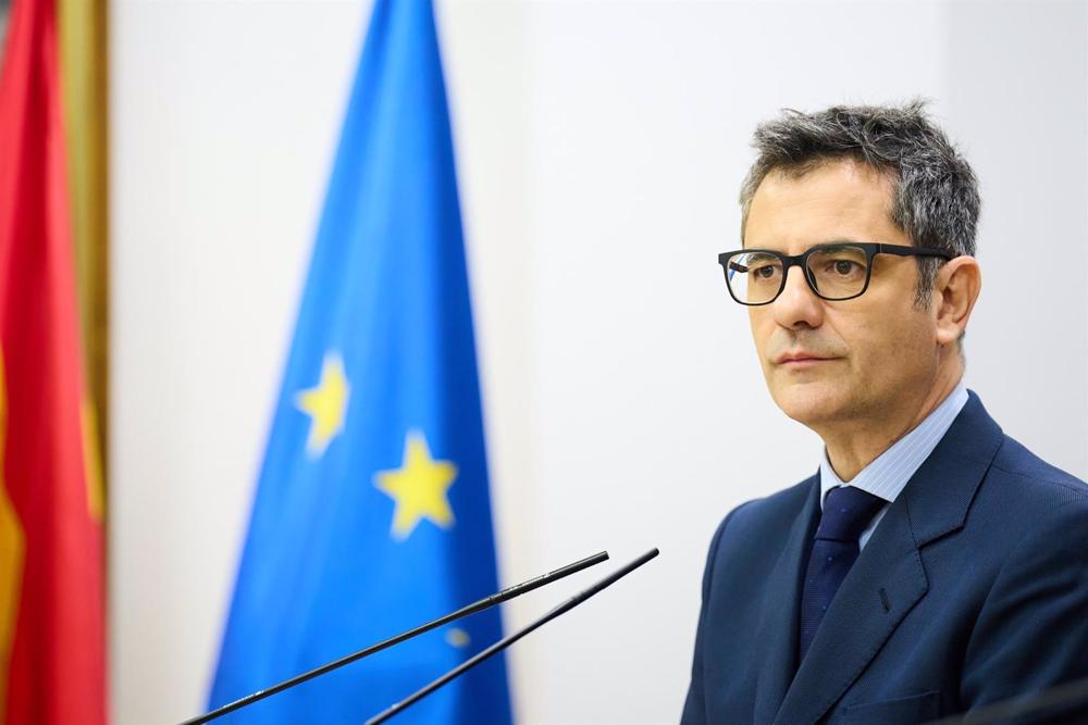 El ministro de la Presidencia, Relaciones con las Cortes y Memoria Democrática, Félix Bolaños, interviene tras reunirse con el presidente de Cantabria, en la Sede del Gobierno de Cantabria, a 30 de enero de 2023, en Santander, Cantabria (España). El