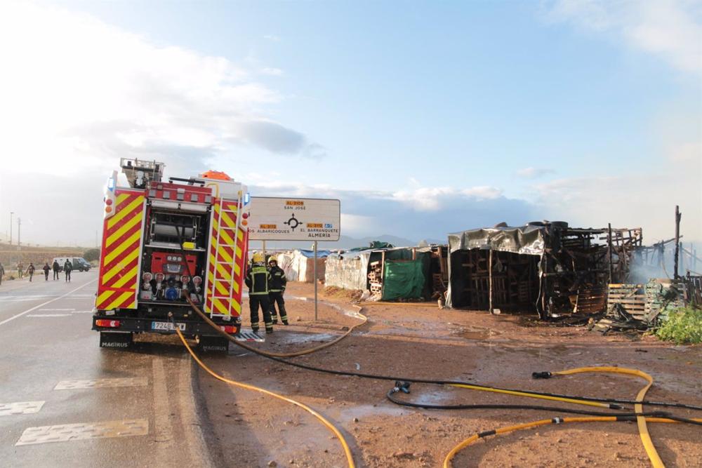 Bomberos del Levante sofocan el incendio de una chabola en El Walili, en Níjar (Almería). Bomberos