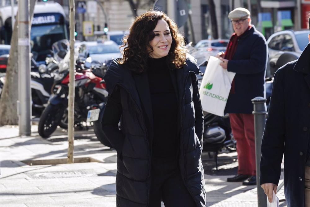 La presidenta de la Comunidad de Madrid, Isabel Díaz Ayuso, a su llegada al Comité Ejecutivo Nacional del PP, en la sede nacional del PP, a 30 de enero de 2023, en Madrid (España). La