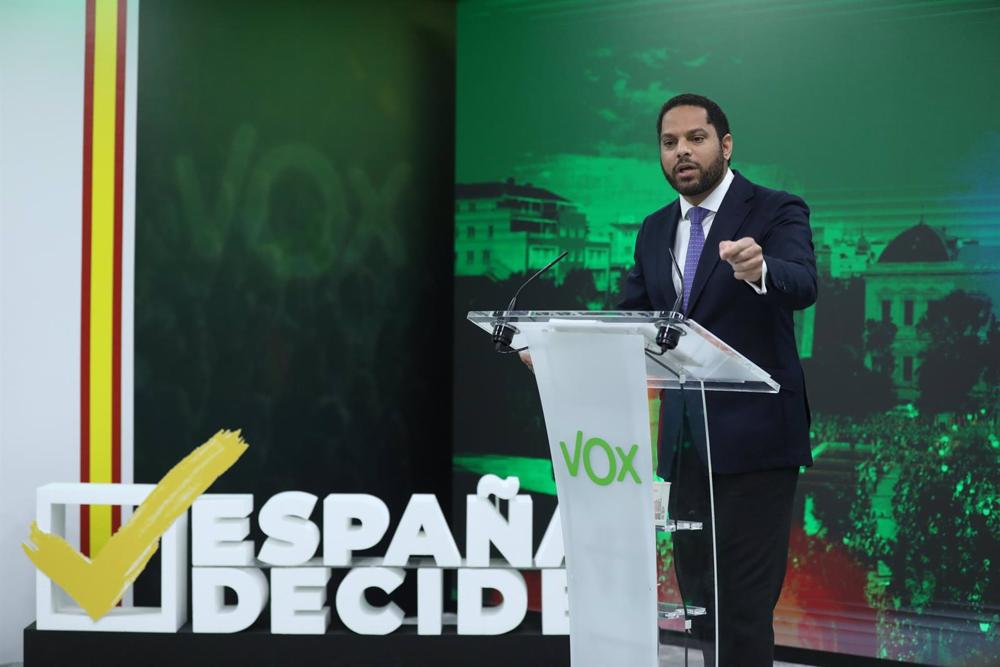El secretario general de VOX, Ignacio Garriga, durante una rueda de prensa, en la sede de VOX, a 30 de enero de 2023, en Madrid (España). El