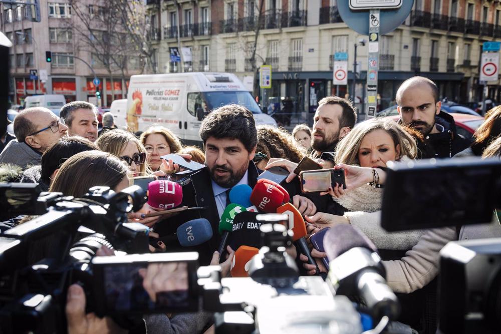 El presidente de la Región de Murcia, Fernando López Miras, atiende a medios a su llegada al Comité Ejecutivo Nacional del PP, en la sede nacional, a 30 de enero de 2023, en Madrid (España). El