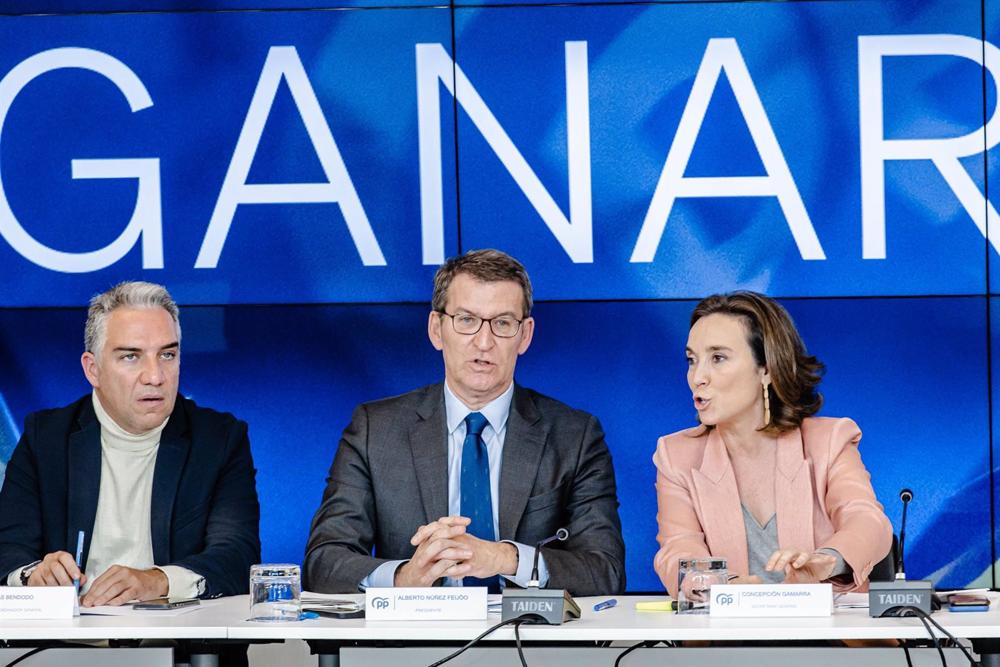 (I-D) El coordinador general del PP, Elías Bendodo; el presidente del Partido Popular, Alberto Núñez Feijóo, y la secretaria general del PP, Cuca Gamarra, se reúnen antes de presidir el Comité Ejecutivo Nacional del PP, en la sede nacional del PP, a 30 de (I-D)