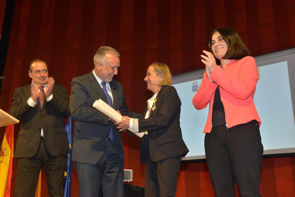 El presidente del Gobierno de Canarias, Ángel Víctor Torres, entrega la Orden Civil de Sanidad a la pediatra del centro de salud de Valverde, Teresa Cotonat, en compañía de la ministra de Sanidad, Carolina Darias El