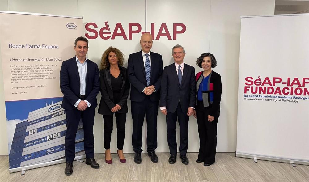 Carlos Manchado (Roche Diagnóstica), Teresa Ramos (Roche Farma), Stefanos Tsamousis (Roche Farma), José Luis Rodríguez Peralto (SEAP) y Adriana Rubio (Roche Diagnóstico). Carlos