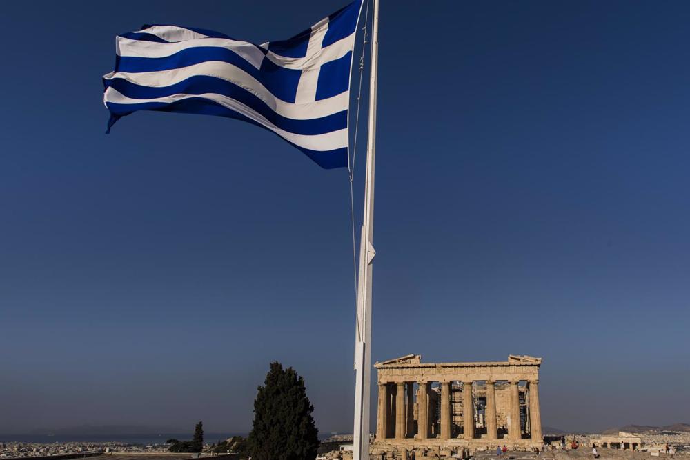Archiv - Eine griechische Flagge vor dem Parthenon, Athen Archiv