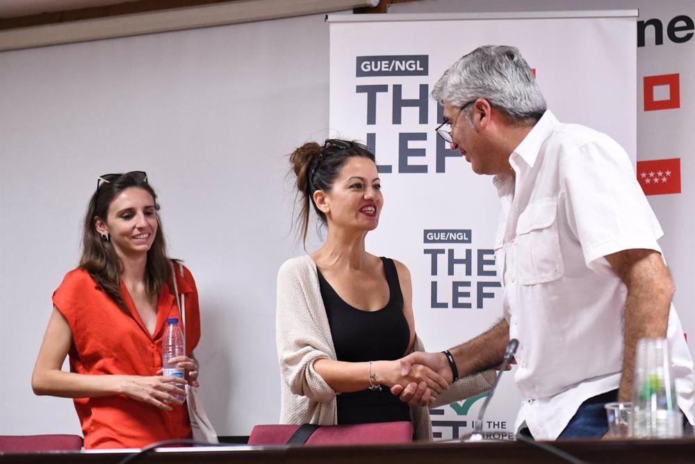 Archivo - La diputada de Unida Podemos en el Congreso por Baleares Lucía Muñoz (1i) y la eurodiputada por IU, Sira Rego, saludan al representante del Foro de Sao Paulo Alejandro Rusconi, durante la ‘Cumbre por la Paz: OTAN no’, en el Auditorio Marcelino Archivo