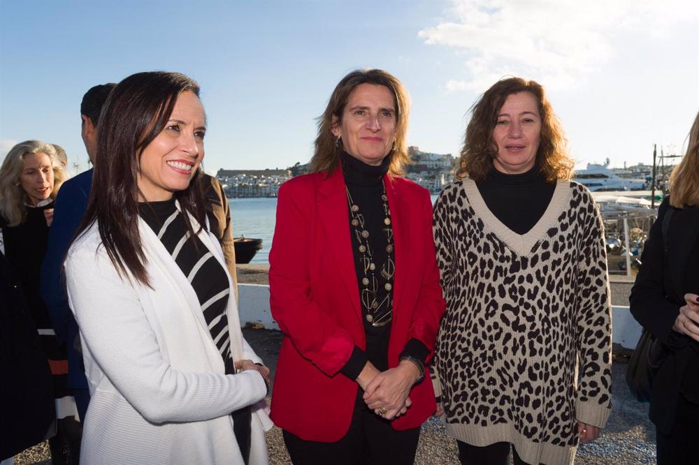 (I-D) La presidenta de Red Electrica, Beatriz Corredor; la vicepresidenta tercera y ministra para la Transición Ecológica y el Reto Demográfico, Teresa Ribera, y la presidenta del Govern balear, Francina Armengol. (I-D)