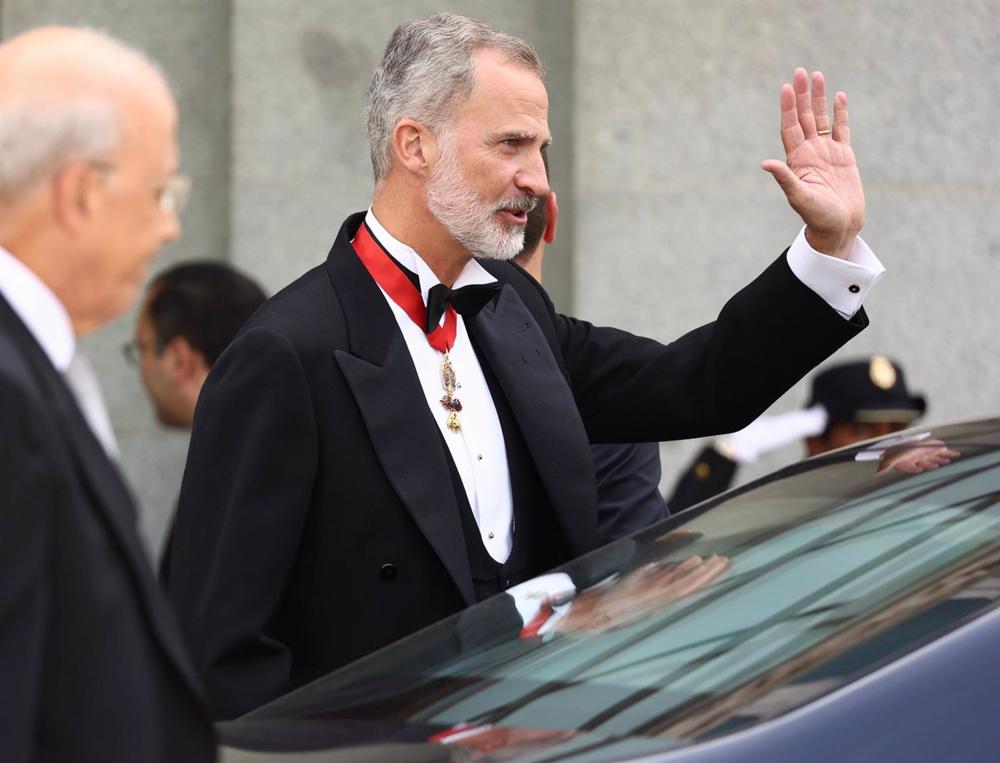 Archivo - El Rey Felipe VI saluda al salir del acto de apertura del Año Judicial 2022-2023, en el Tribunal Supremo Archivo