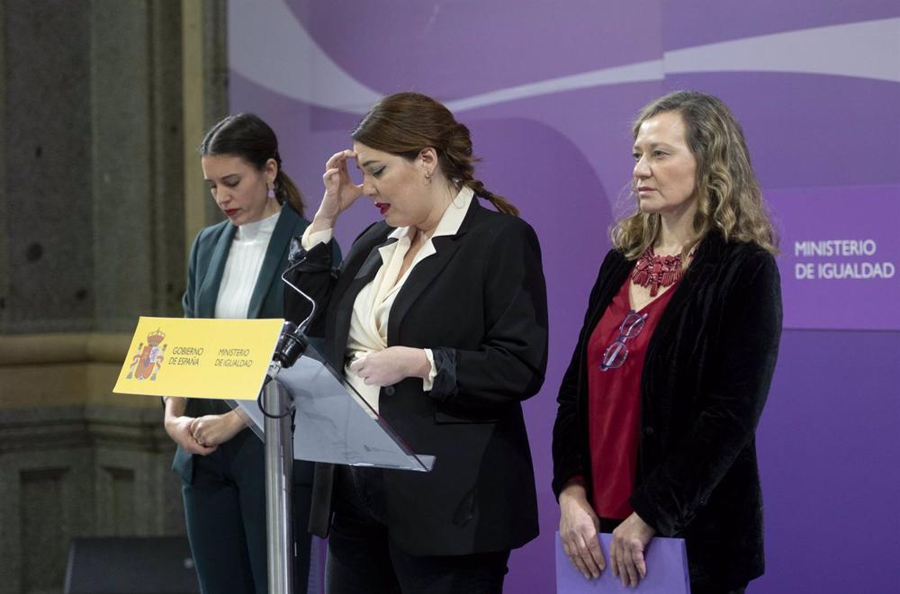 La secretaria de Estado de Igualdad, Ángela Rodríguez, junto a la ministra de Igualdad y la delegada del Gobierno contra la violencia de género. La