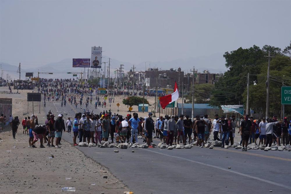 La police nationale a mené une opération pour déloger les manifestants qui bloquent l'autoroute Panamericana Sur à Ica depuis jeudi 19 janvier. La