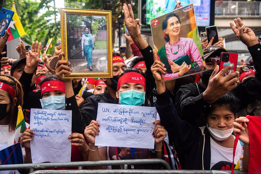 Archive - Manifestations dans la capitale thaïlandaise Bangkok contre la junte militaire birmane et pour demander la libération d'Aung San Suu Kyi. Archive