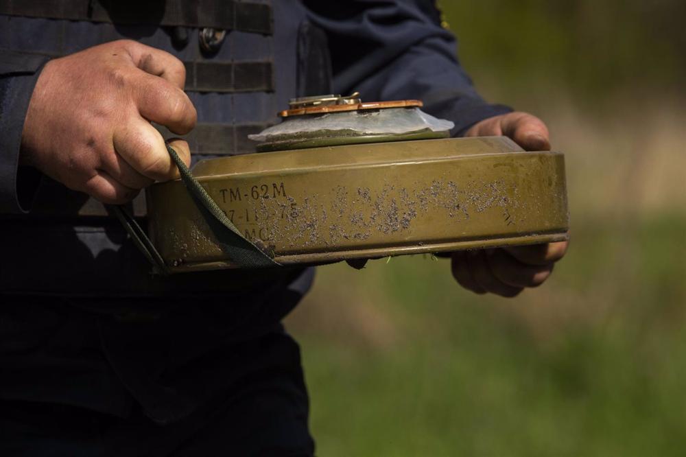 Archivo - Un técnico de desactivación de explosivos del Servicio Estatal de Emergencias transporta una mina antitanque rusa TM-62 después de que intentaran detonarla pero no explotara en un camino de tierra cerca de Derhachi, una ciudad al norte de Járkov Archivo