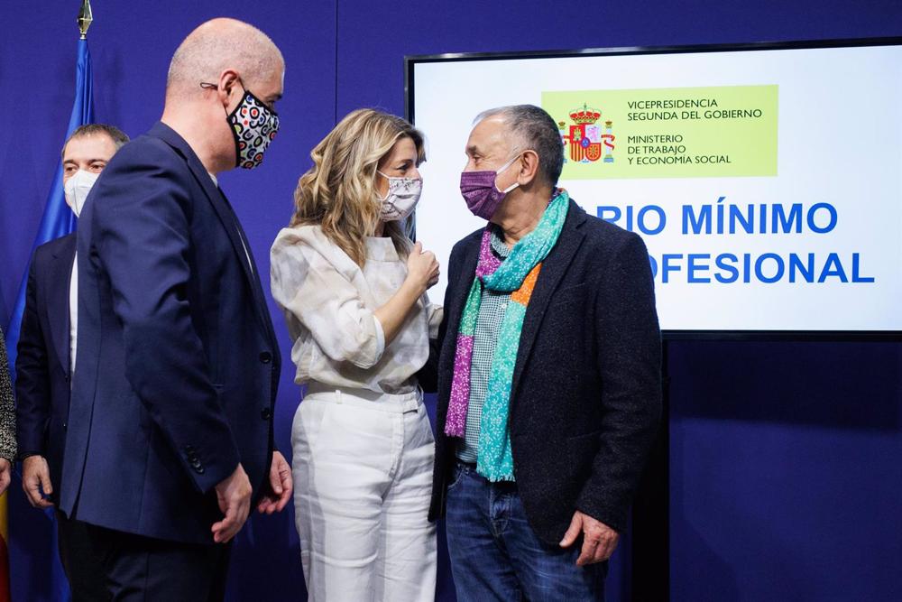 Archivo - (I-D) El secretario general de CCOO, Unai Sordo; la vicepresidenta segunda del Gobierno y ministra de Trabajo, Yolanda Díaz y el secretario general de UGT, Pepe Álvarez, tras firmar el acuerdo por el que el SMI subió a los actuales 1.000 euros a Archivo