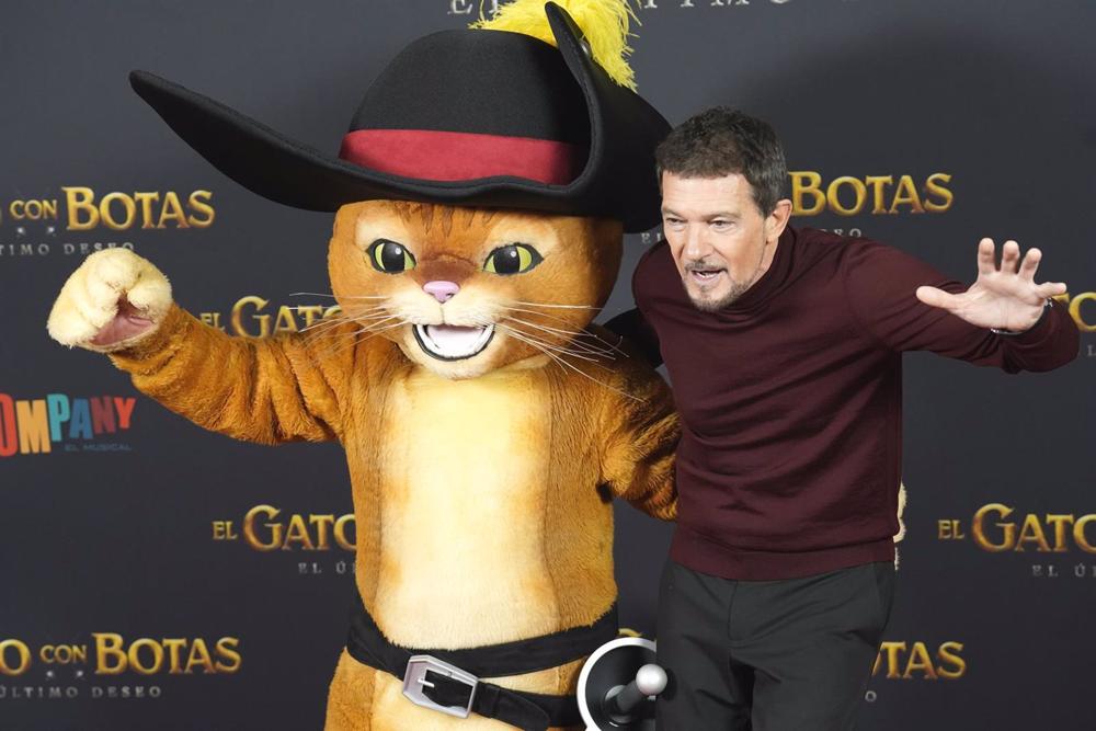 Archivo - Antonio Banderas posa en el photocall de la película 'El gato con botas: El último deseo', a 20 de diciembre de 2022, en Madrid (España). Archivo