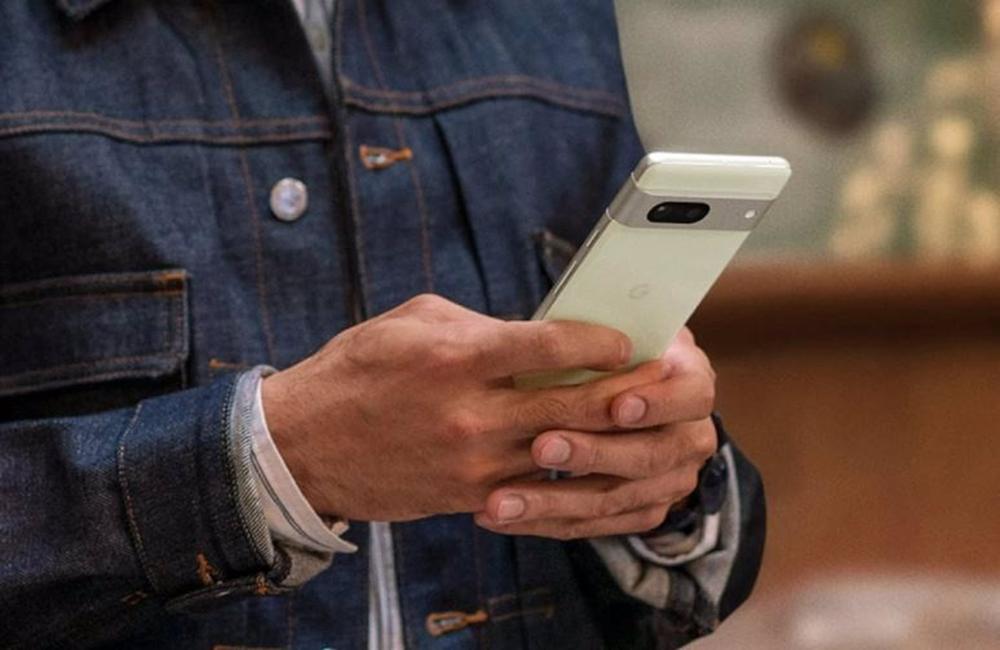 Un usuairo con un móvil Pixel 7 Un