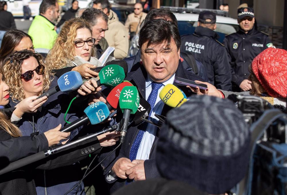 El alcalde de Huelva, Gabriel Cruz, atiende a los medios en el lugar del suceso. El