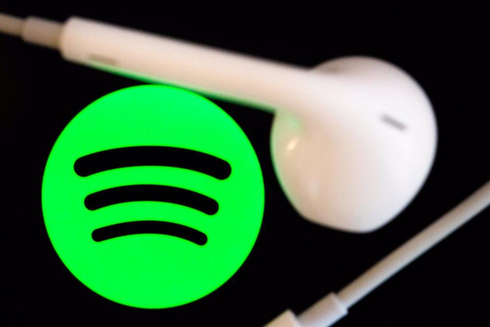 Archivo - FILED - 07 February 2022, Berlin: Headphones are on the screen of a smartphone, which displays the logo from the music streaming service Spotify. Spotify is closing its offices in Russia because of Moscow's invasion of neighbouring Ukraine. Phot Archivo