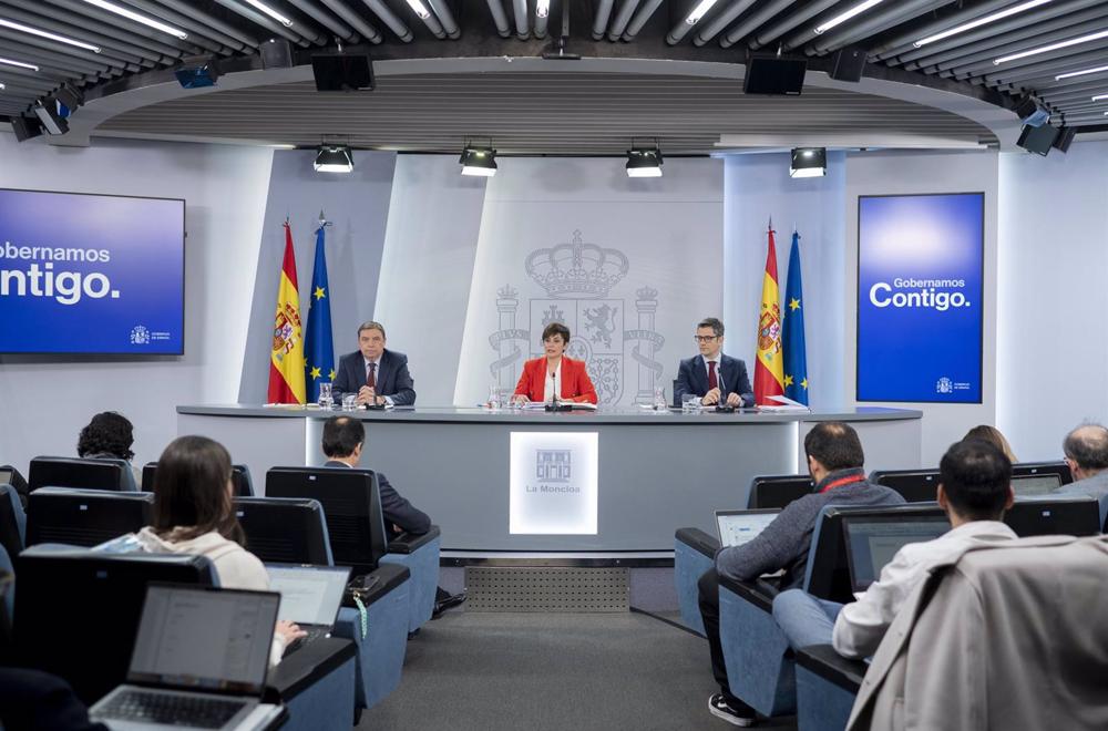 (I-D) El ministro de Agricultura, Pesca y Alimentación, Luis Planas; la ministra Portavoz, Isabel Rodríguez y el ministro de la Presidencia, Relaciones con las Cortes y Memoria Democrática, Félix Bolaños, durante una rueda de prensa posterior al Consejo d (I-D)