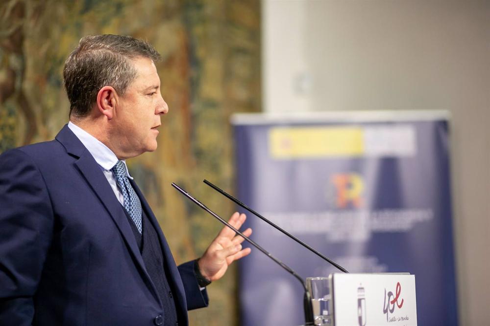 El jefe del Ejecutivo regional, Emiliano García-Page, preside la firma de convenios reguladores de modernización de regadíos entre tres comunidades de regantes de la provincia de Albacete y SEIASA. El