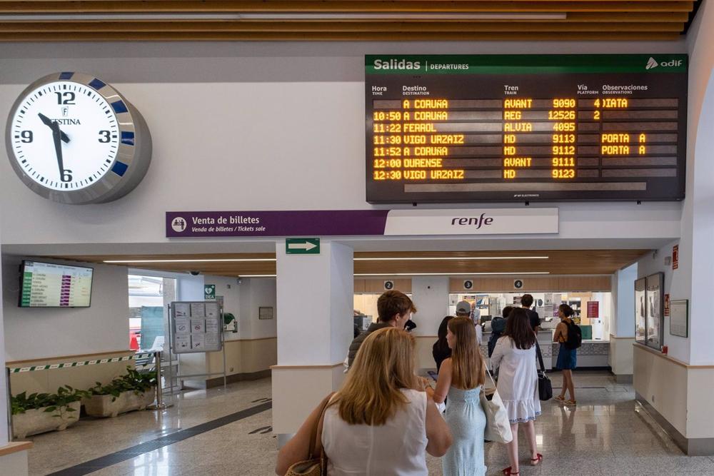 Archivo - Varias personas hacen cola para adquirir un abono gratuito en la estación de trenes, a 24 de agosto de 2022, en Santiago de Compostela, A Coruña, Galicia, (España). Los usuarios de Renfe en Galicia pueden adquirir desde hoy los abonos gratuitos Archivo