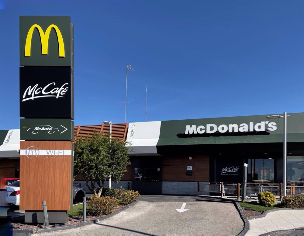 Archivo - Foto del restaurante de comida rápida McDonalds en el que puede verse el logotipo en el edificio, además de en un cartel publicitario. Concretamente, la foto muestra la salida para los vehículos que han pasado por el servicio mcauto. En Madrid Archivo